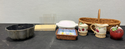 (1) Mini Bundt Cake Pan (1) Bread Slicing Board(1) Food Storage Container (4) Decor Items