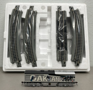 Hawthorn Village &ldquo;Oakland&rsquo;s Offensive Engine&rdquo; Electric Train And (16) Piece Track W/ C.O.A.