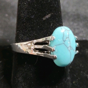 Size 9&frac12; Turquoise Silver Toned Ring