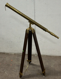 (1) Vintage Telescope