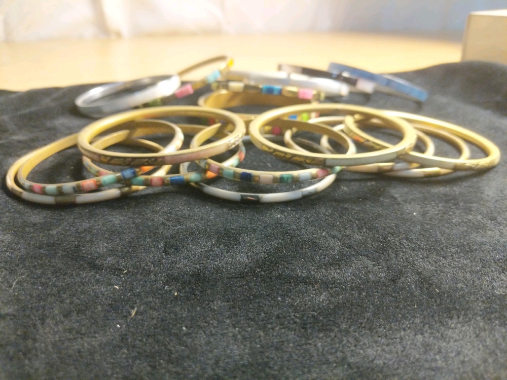 Lot De 7 Bracelets Vintage - Joncs En Nacre, Os, Laiton Avec Incrustations Bronze