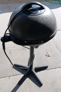 (1) George Foreman Electric Grill w/ Stand - Powers On!!