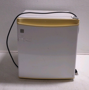 17&frac12;"x 18&frac12;"x 19" GE GMR02BANCWW Compact Refrigerator
