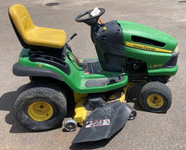 John Deere Riding MowerLA145