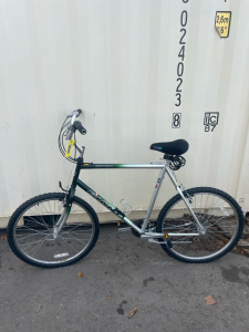 (1) 26&rdquo; Giant Rincon Silver And Green Bike