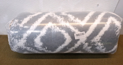 (1) Yancorp Shag Area Rug - 7'x10' - Geometric Print
