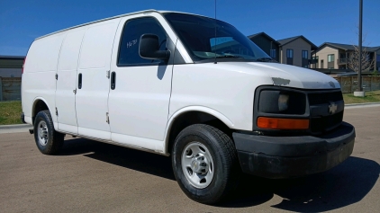 2009 CHEVROLET EXPRESS - LEATHER INTERIOR!