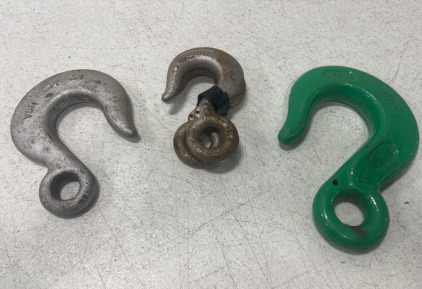 (4) Hooks 1/2&rdquo;