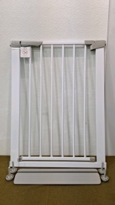 (1) Alvantor Baby Gate 25" To 28" Wide & 31" Tall