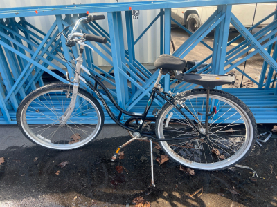 (1) Schwinn 26&rdquo; Black Bike