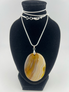 (1) 97.65ct. Natural Brown/White Striped Agate Pendant .925 Necklace