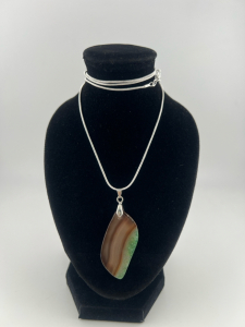 (1) 35.50ct. Natural Red/Green Geode Twisted Shape Pendant .925 Necklace