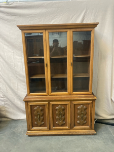 Thomasville China cabinet in Excellent condition