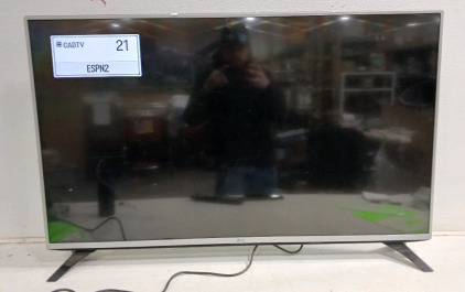 (1) LG LED TV - 49LF5400 - Powers On