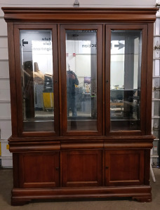(1) Broyhill Maison China Cabinet w/ 3 Adjustable Glass Shelves