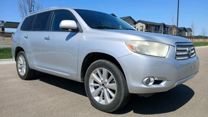 2010 TOYOTA HIGHLANDER - 3RD ROW SEATING!