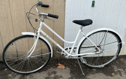 White Schwinn Cruiser Bike 26&rdquo;
