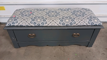(1) Upholstered Storage Bench w/ Patterned Cushion Top - 38"x15&frac12;"x18&frac12;"