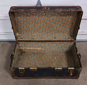 (1) Antique Steamer Trunk w/ Floral Interior Lining - 30&frac14;"x17&frac34;"x13&frac34;"