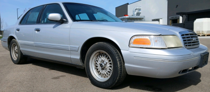 2001 FORD CROWN VICTORIA - 132K!
