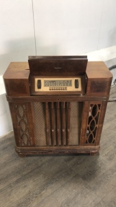 Vintage Philco Living Room Radio