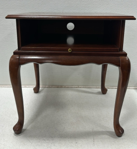 (1) Vintage 1991 Bombay Co. Solid Wood End Table