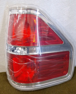 (1) Ford (BL3Z-13405-BCP) Lamp Assembly<br/>
