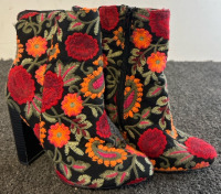 Women&rsquo;s Boots & Purse, Art / Teaching Items, Toys & Collectable Items - 5