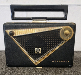 Vintage Motorola Model 55L1U Portable Tube Radio