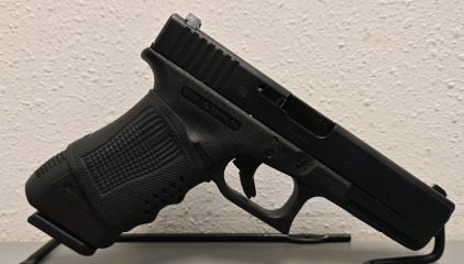 Glock 22 .40S&W Semi Automatic Pistol With Box And (2) Extra Magazines-- MNW262