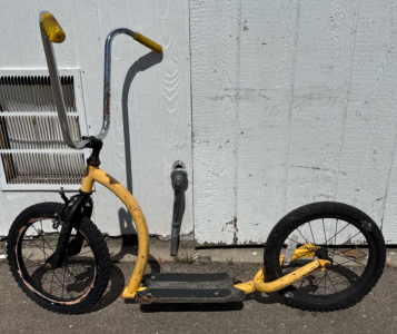 (1) Yellow Unbranded 16&rdquo; Kids Scooter