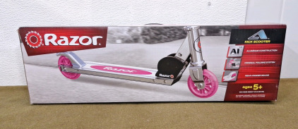 (1) Razor Scooter, Pink