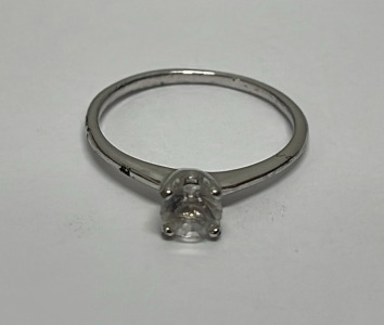 Round Cut And Faceted Clear Gemstone .925 Silver Ladies Ring Size 7-3/4