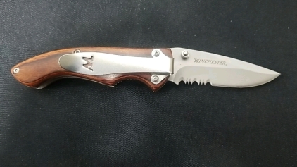 (1) Winchester Full Wooden Pocket Knife