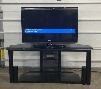 (1) Toshiba 40&rdquo; TV w/ Remote (1) Glass Top TV Stand