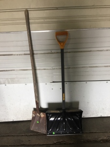 (1) Flat Shovel (1) Snow Shovel