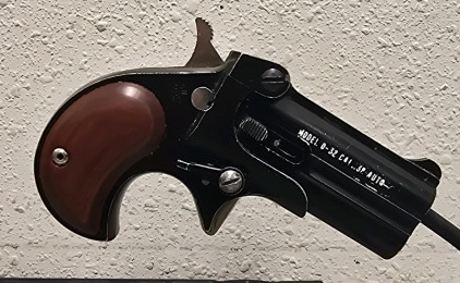 Davis Industries D-32 .32Auto Derringer Over-Under Pistol-- 310425
