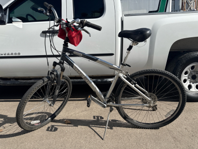 (1) 26&rdquo; Trek Navigator 2.0 Grey Bike