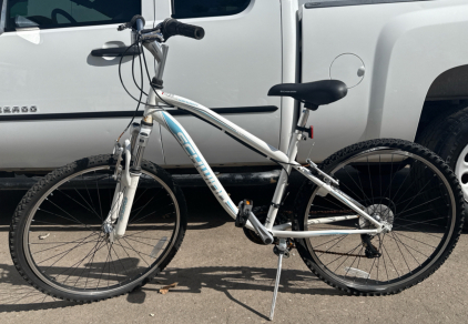 (1) 26&rdquo; Schwinn White Bike