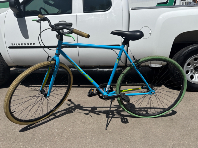 (1) 28&rdquo; Ridgeland Blue Bike
