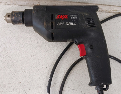 (1) Skil 3/8" Electric Drill w/ Key - Model 6225 - Powers On