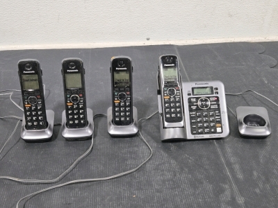Set of 4 Panasonic Wireless Handset Phones w/ Charging Bases (1 Extra Charging Base Included) Caller ID/Call Waiting & Digital Voicemail Model: KX-TG7641, Comes w/ (2) Phone Cables & Wall-Jack Splitter