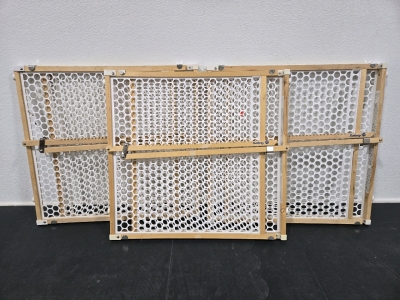(3) Saftey 1st Pet/Child Doorway Gate (24⅛"H / Minimum Length: 29&frac34;" Maximum Length: 41⅜")