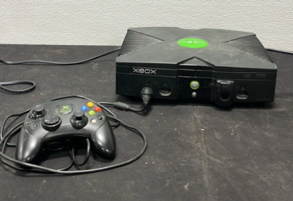 (1) Original Xbox w/ Controller