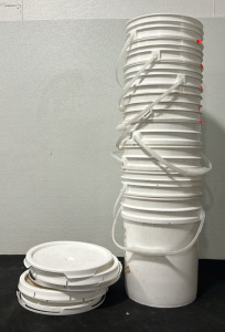 (8) 5 Gallon Buckets w/ Lids
