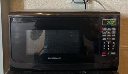 Farberware 700 Watt Microwave Oven Model: FMO07ABTBKA