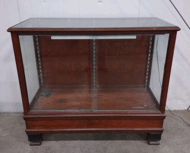 (1) Enclosed Glass Top Display Cabinet w/ Sliding Glass Doors & Light