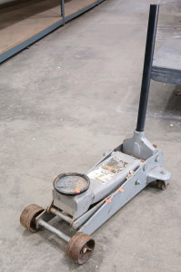 (1) Sears 2-Ton Hydraulic Floor Jack - Model 875.501152 - Functional