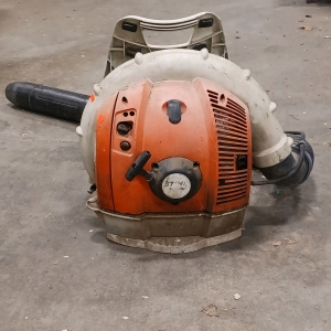 (1) Stihl BR 550 Backpack Blower - Gas Powered - Starts Up