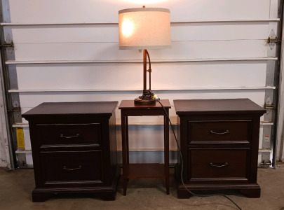 (4) Universal Broadmoore Furniture Pieces w/ Table Lamp - (2) 2-Drawer Nightstands w/ Power Ports (1) Side Table (1) Table Lamp - Powers On!!
